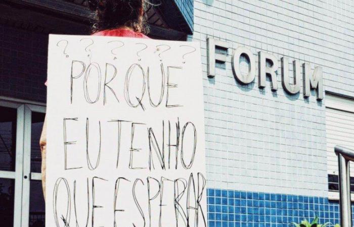 Cancer patient protests for urgent treatment in front of the Taquara Forum