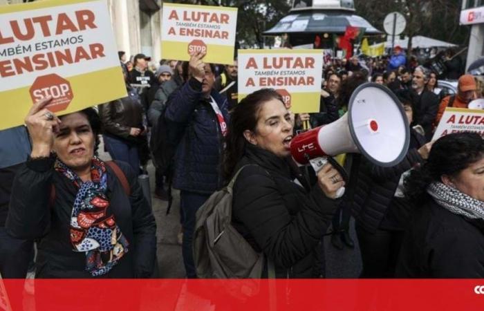 Hundreds of education professionals hold a street rally at the public school in Lisbon – Society