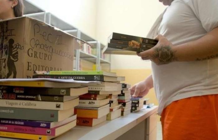 New Charqueadas penitentiary receives donation of 300 books