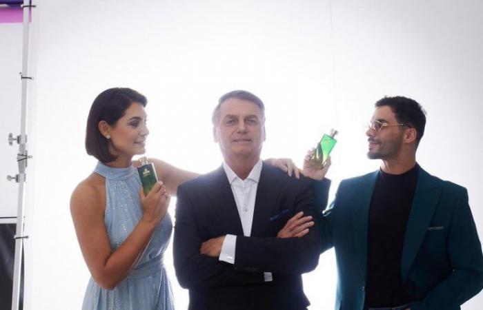 Bolsonaro and Michelle take photos for the former president’s perfume