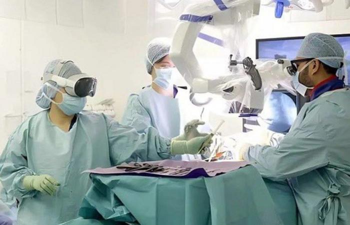 Medical team in London uses Apple mixed reality glasses in surgery for the first time | Science and Health