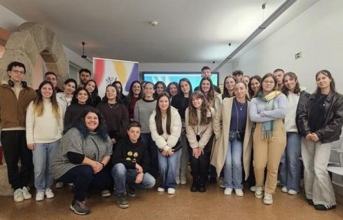 Young people from Braga prepare to volunteer during the Easter holidays