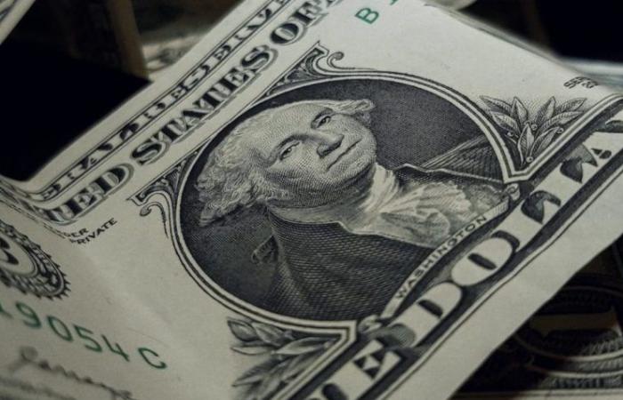 Dollar closes at R$5, highest level since October 2023