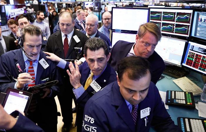 Wall Street trades on mixed ground
