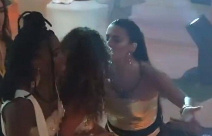 New couple? Sisters give a kiss at a BBB 24 party and the public supports it; watch