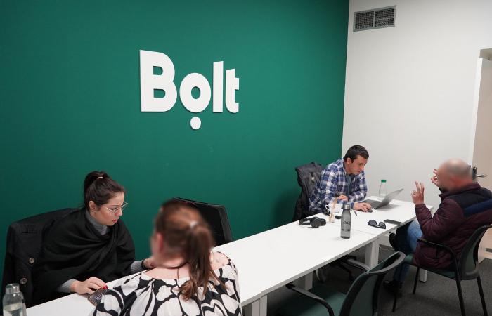 Does this video portray the conditions of a “Bolt waiting room in Lisbon” where the platform’s “drivers” are received?