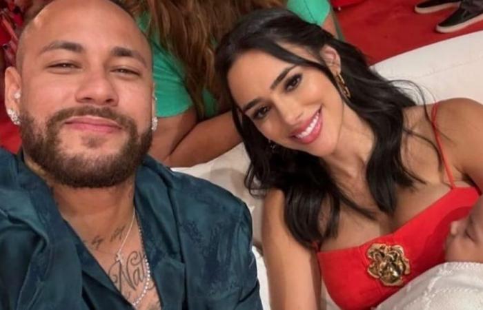 Bruna Biancardi and Mavie pose in Neymar’s giant pool