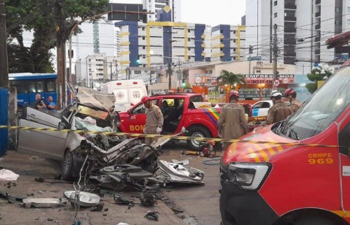 App driver who got stuck in hardware after crashing into bus dies; car roof was removed for salvage | Pernambuco