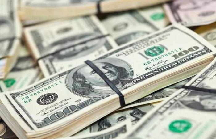Dollar rises and closes above R$5 since October