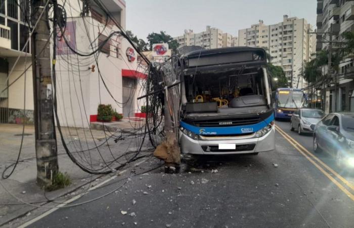 Bus collides with pole and leaves Pechincha, in the West Zone, without electricity | Rio de Janeiro