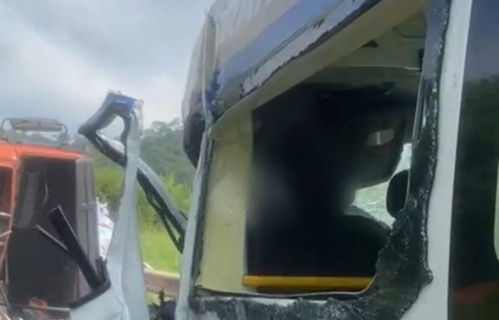 Accident between a truck and a van transporting patients leaves four injured in Sapucaia | South of Rio and Costa Verde