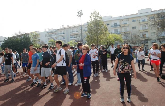 Around 200 participants in the Elvas High School Solidarity Walk