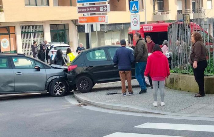 Accident at the Tomaz Pelayo School intersection attracted the attention of onlookers