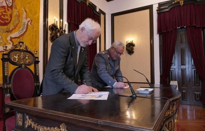 Military personnel receive urban planning file from Coimbra City Council
