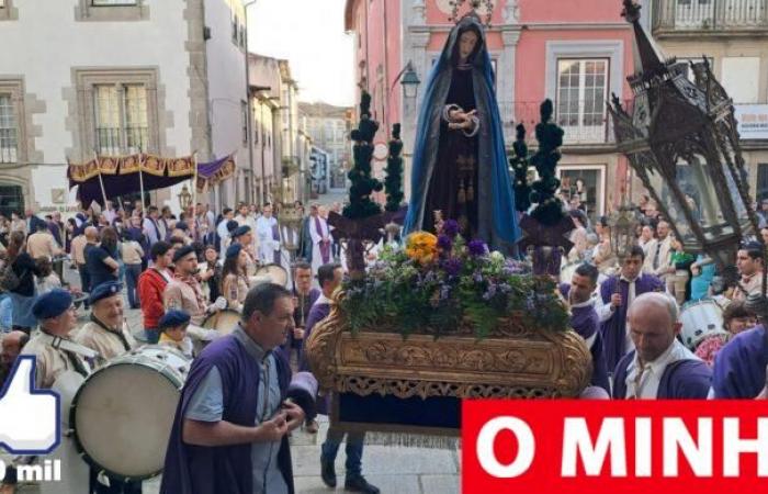 Senhor dos Passos took to the streets of Viana