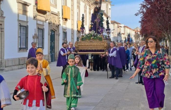 Senhor dos Passos took to the streets of Viana