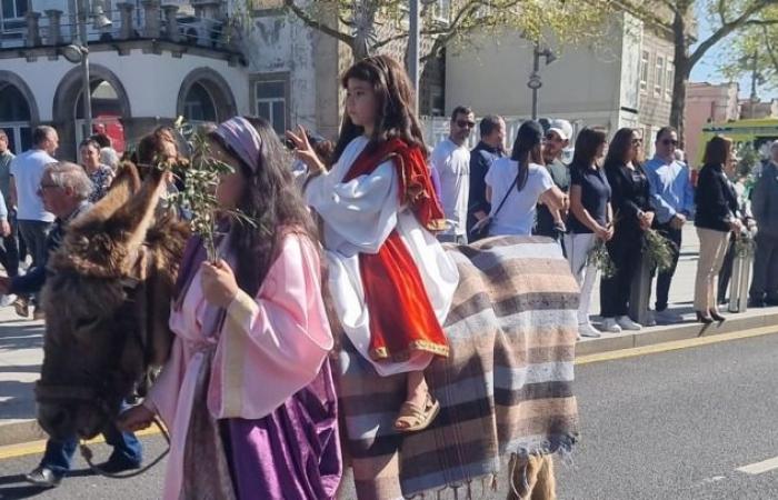 Procession of Palms brings together hundreds of extras and faithful (video)