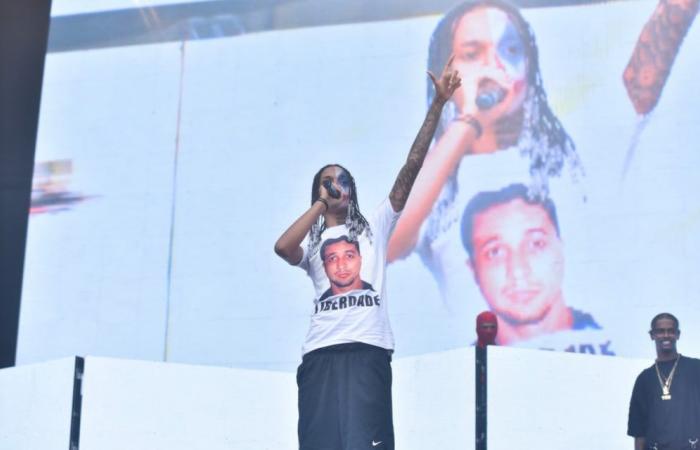 Oruam performs at Lollapalooza wearing a shirt with a photo of his father, drug dealer Marcinho VP | Celebrities