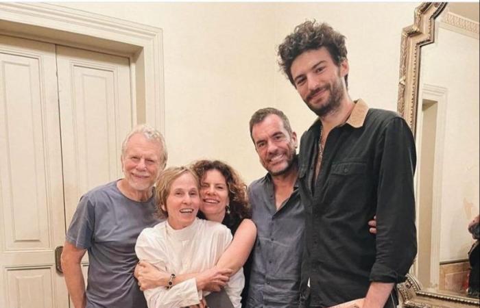Debora Bloch’s youngest son draws attention to his height in a photo with his mother and grandfather, Jonas Bloch