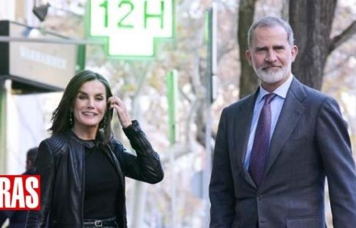 Felipe and Letizia stroll through Madrid and visit a bookstore