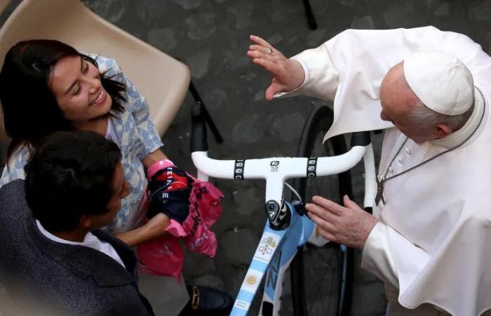 French and Italian duel at auction and bicycle donated to the Pope by Egan Bernal is sold for half the price