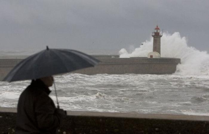 Authorities warn of worsening weather conditions and sea disturbances from the afternoon onwards