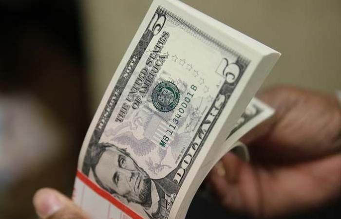 Dollar ends session lower in Brazil after touching 5 reais