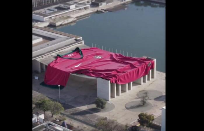 From Porto to Lisbon. Portugal ‘hangs’ giant jersey in mythical place