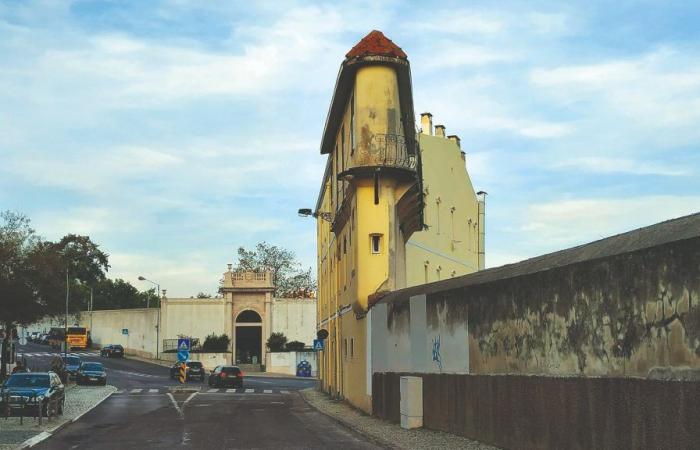 The narrowest building in Lisbon is in Madre de Deus