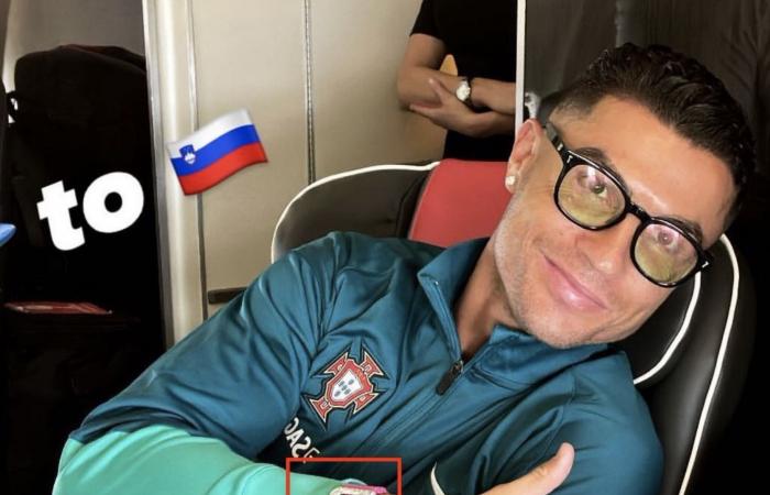 Cristiano Ronaldo poses on the plane… but the watch steals all the attention