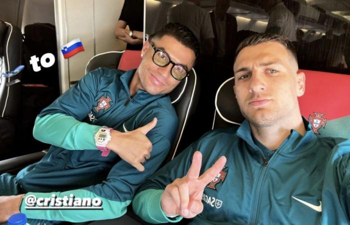 Cristiano Ronaldo poses on the plane… but the watch steals all the attention