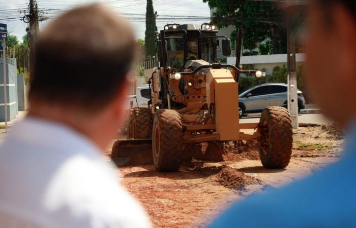 Mayor Luciano monitors asphalt paving on two more streets in Arapiraca