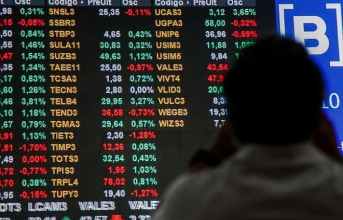 Stock exchange closes higher driven by Vale, and dollar ends stable day
