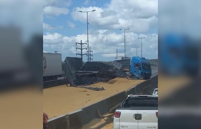 VIDEO: Truck accident knocks down soybeans and blocks BR-101 in Joinville
