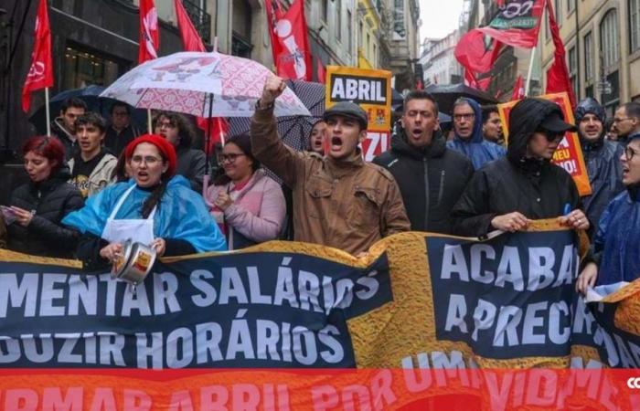 Hundreds of young people demand better wages in Lisbon and not even rain stops the protest – Society