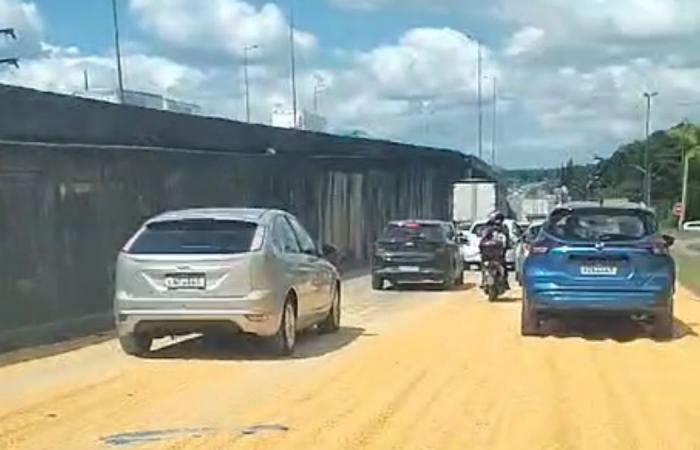 VIDEO: Truck accident knocks down soybeans and blocks BR-101 in Joinville