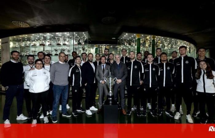 Leonine Portuguese Cup delivered to the Sporting Museum – Volleyball
