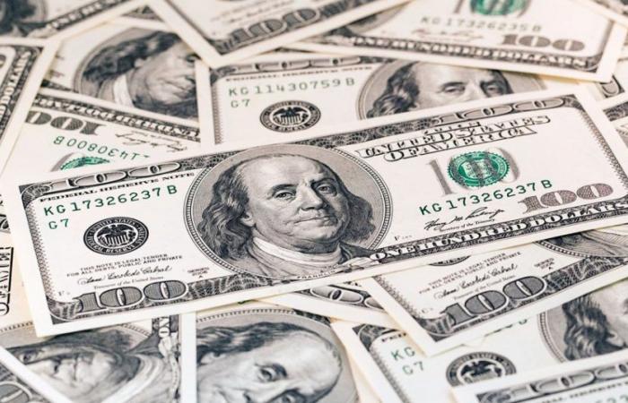 Dollar closes higher and exceeds R$5