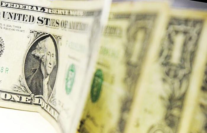 Dollar has a slight drop to R$ 4.9793 in a session with contained fluctuations