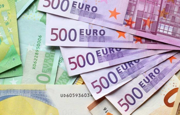 Euro falls again and drops below 1.08 dollars
