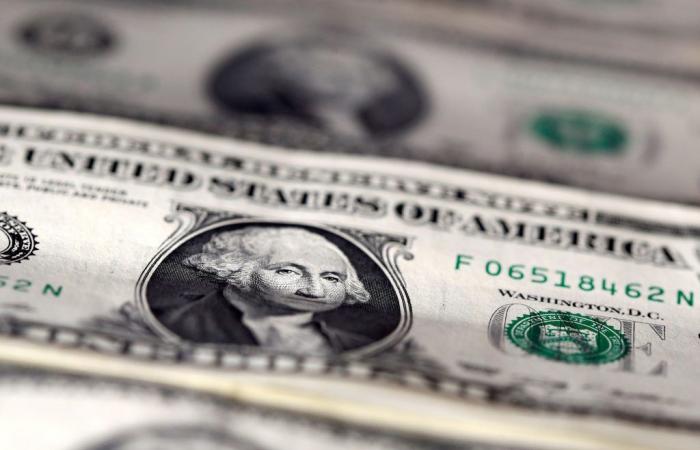 Dollar rises driven by the outside world and ends quarter above R$5