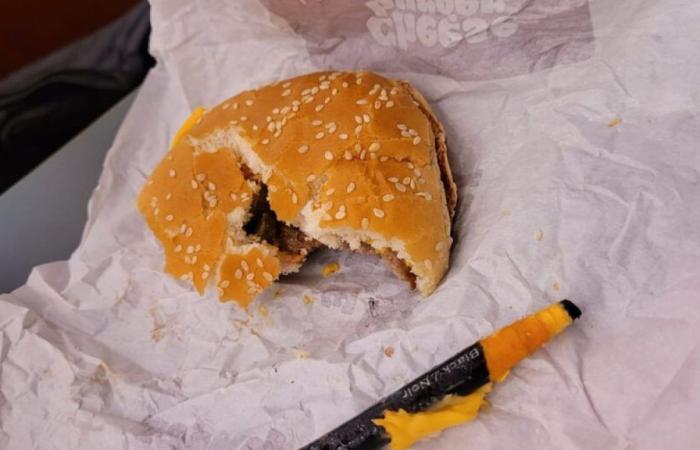 Man finds pen inside hamburger and receives… 10 euros