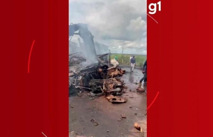 Two men are burned to death and one is injured in an accident between a trailer and a truck on the MT-430 | Mato Grosso