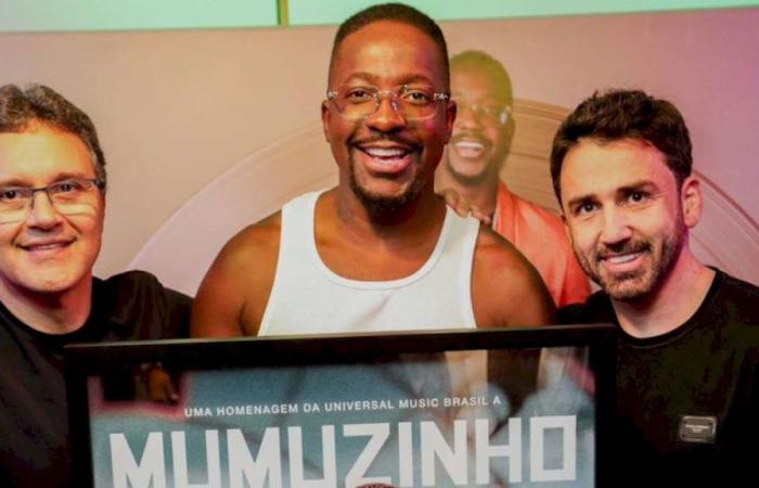 Mumuzinho renews with Universal Music and wins Gold Record