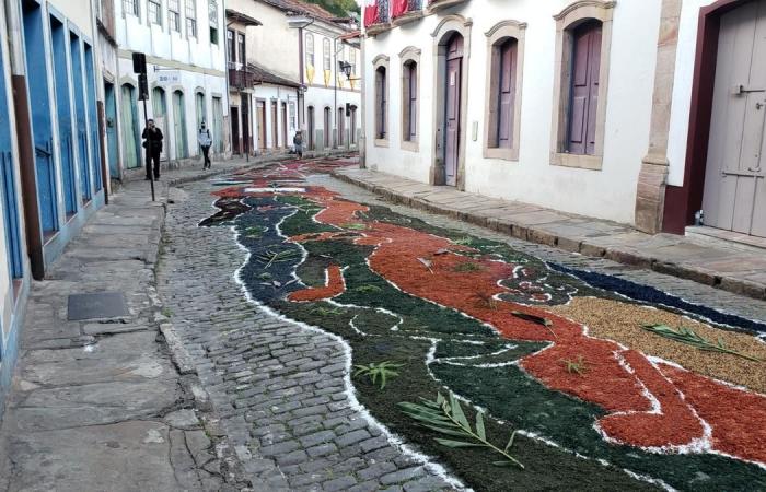 The streets of Ouro Preto will be colored with sawdust carpets this Saturday