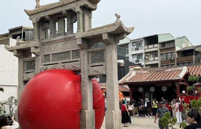 Perschke’s big red ball begins Tainan tour at historic temple