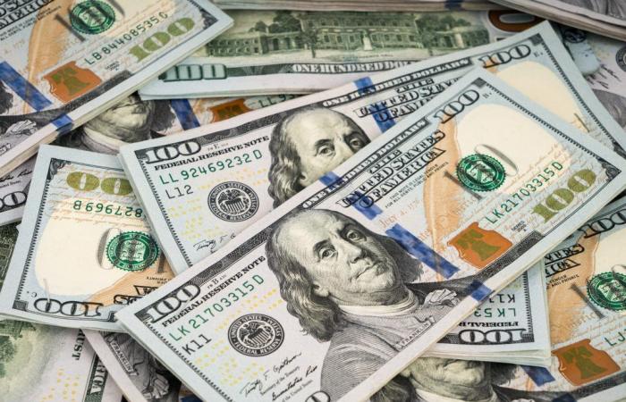 Dollar closes March above R$5