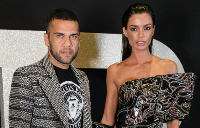 Joana Sanz publishes a photo holding hands with Dani Alves and dispels doubts
