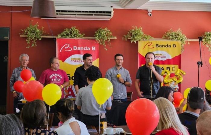 Listeners celebrate 25 years of Banda B with special coffee