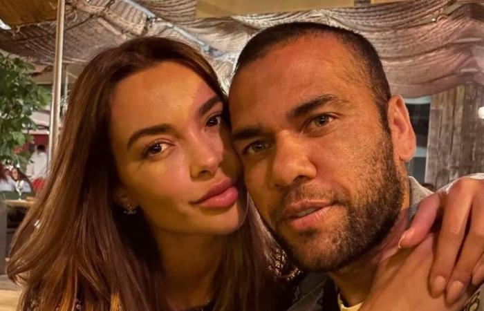 Joana Sanz posts photo holding hands with Daniel Alves and details intrigue